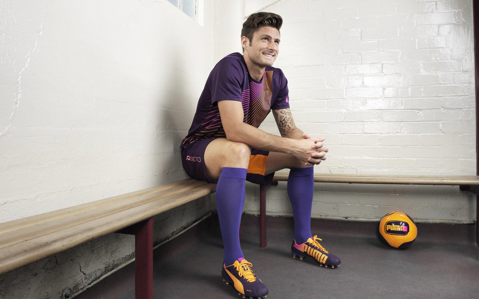 笑纳大礼！38岁加拿大队老将诡异弧线戏耍门将，幸运进球锁定胜局